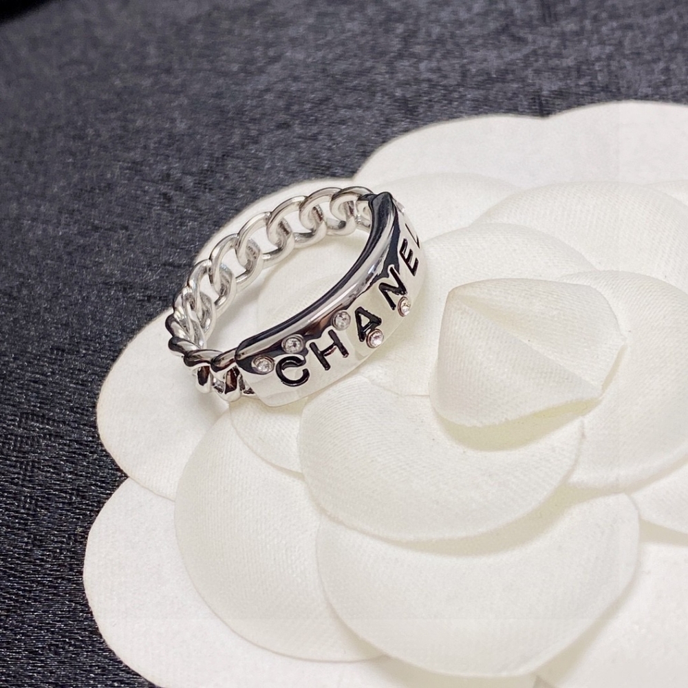 Chanel monogram CC ring set with diamonds - Picture 2 of 5